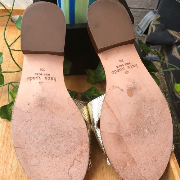 KATE SPADE Women's Brie Slide Sandal Fringe Chain Metallic Gold Leather Sz $99 - Picture 3 of 3